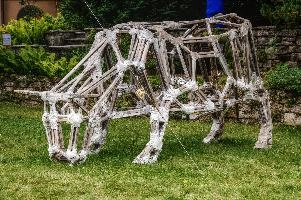 "Feed the Cow", Sculpture in Klosters, badragaz