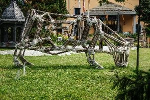 "Feed the Cow", Sculpture in Klosters, badragaz