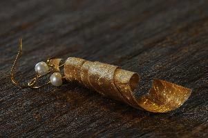 Hand-made gold-leaf jewellery in Florence, Tuscany, leaf, macro, gold-leaf, pearl, gold, ear-ring, lütkemeyer, earring, dörthe, decoration, design, montespertoli, ornamentation, fashion, tuscan, jewellery, beautiful, tuscany, speciality, glitter, italian, artisanal, shimmer, italy, hand-made, closeup