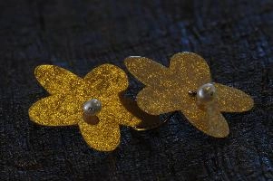 Hand-made gold-leaf jewellery in Florence, Tuscany, leaf, macro, gold-leaf, pearl, gold, ear-ring, lütkemeyer, earring, dörthe, decoration, design, montespertoli, ornamentation, fashion, tuscan, jewellery, beautiful, tuscany, speciality, glitter, italian, artisanal, shimmer, italy, hand-made, closeup