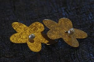 Hand-made gold-leaf jewellery in Florence, Tuscany, leaf, macro, gold-leaf, pearl, gold, ear-ring, lütkemeyer, earring, dörthe, decoration, design, montespertoli, ornamentation, fashion, tuscan, jewellery, beautiful, tuscany, speciality, glitter, italian, artisanal, shimmer, italy, hand-made, closeup