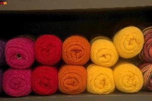 Hot Wool Colours, buchs, fibre, display, shelves, supply, balls, europe, fabric, switzerland, provisions, wool, natural, material, shop, knitting, colourful