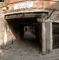 Calle Gheto Novissimo, venezia, urban, history, italian, passage, city, veneto, venetian, italy, wall, venice, ghetto, plaster, stone, historic, tourism, quarter, jewish, pink, venezia, jewish, venetian, alley, dark, passage, veneto, sign, italy, daylight, venice, wall, secluded, refuge, ghetto, route, frame