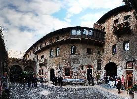 The Casa Giulietta in Verona, showing THE balcony, romeo, story, giulietta, historic, casa, romance, shakespeare, play, city, balcony, town, building, verona, famous, italian, house, veneto, brick, italy, juliet